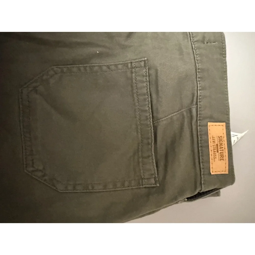 Signature Levi Strauss Womens Everyday Shorts Olive Green Twill Size 8 W29